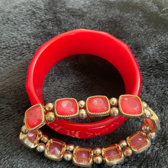 2 Red bracelets. One thick diamond cut bangle, and one square red bead stretch. - Picture 1 of 3